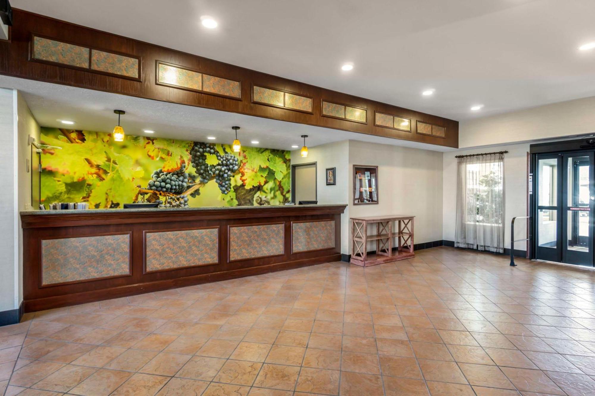 Best Western Plus Grapevine Inn Sunnyside Bagian luar foto